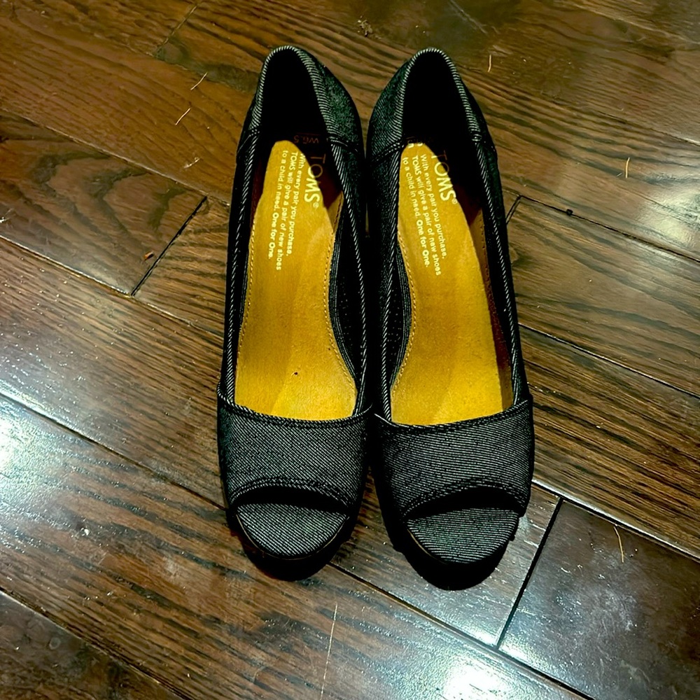 Tom’s blue wedge shoe